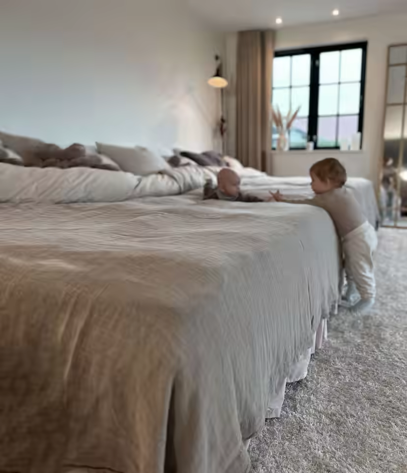 Rodzina śpiąca razem w szerokim łóżku rodzinnym FamBed o szerokości 360 cm